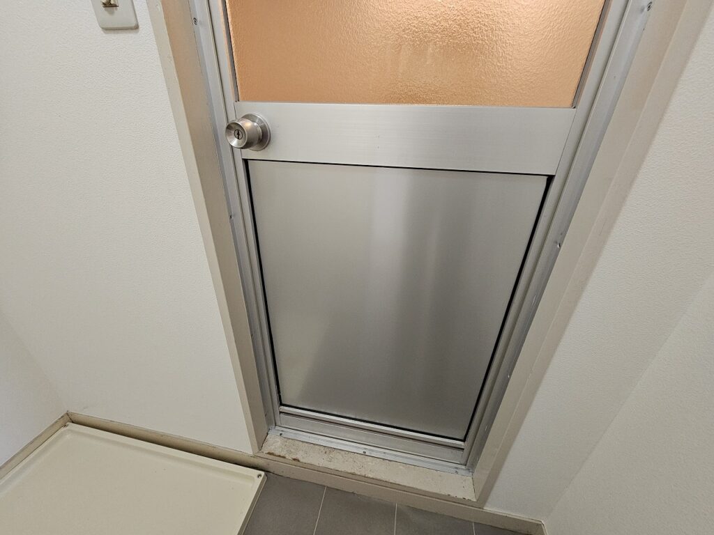 修繕後の浴室ドア下部
