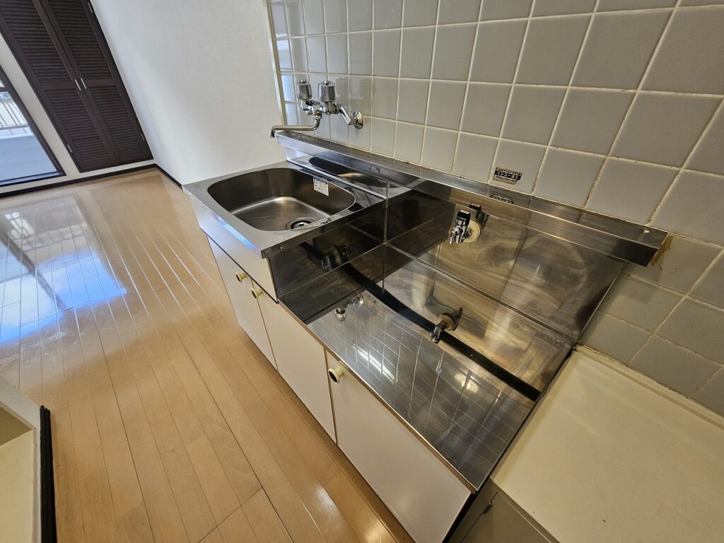 交換後の賃貸ワンルームの新しいミニキッチン