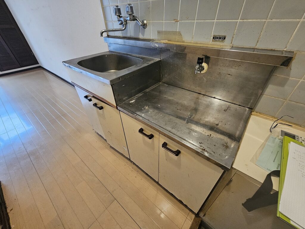 交換前の賃貸ワンルームのミニキッチン