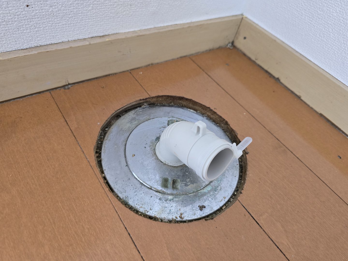 洗濯機置場に取り付けた排水エルボ