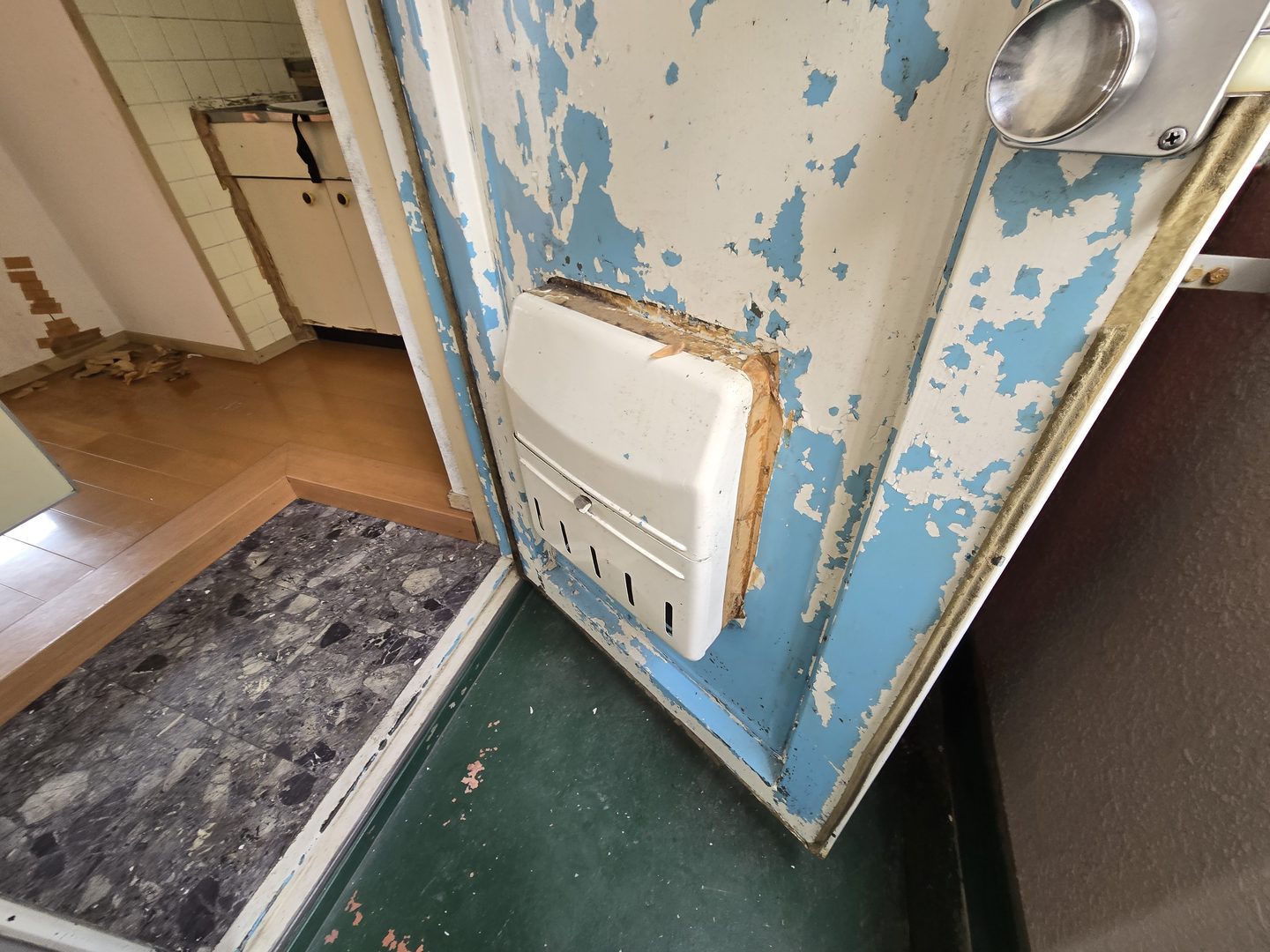 塗膜の剥がれがある施工前の玄関ドア内側
