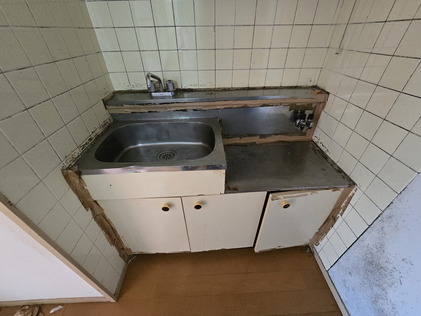 補修・清掃前のミニキッチン