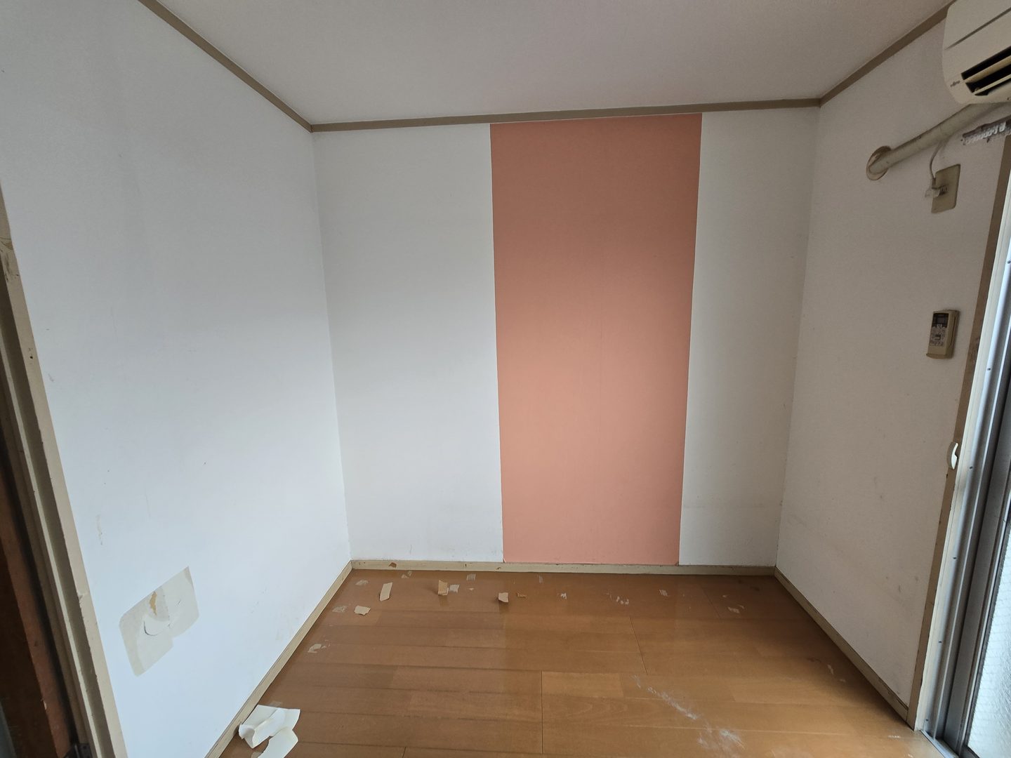 施工前の居室の壁面と床