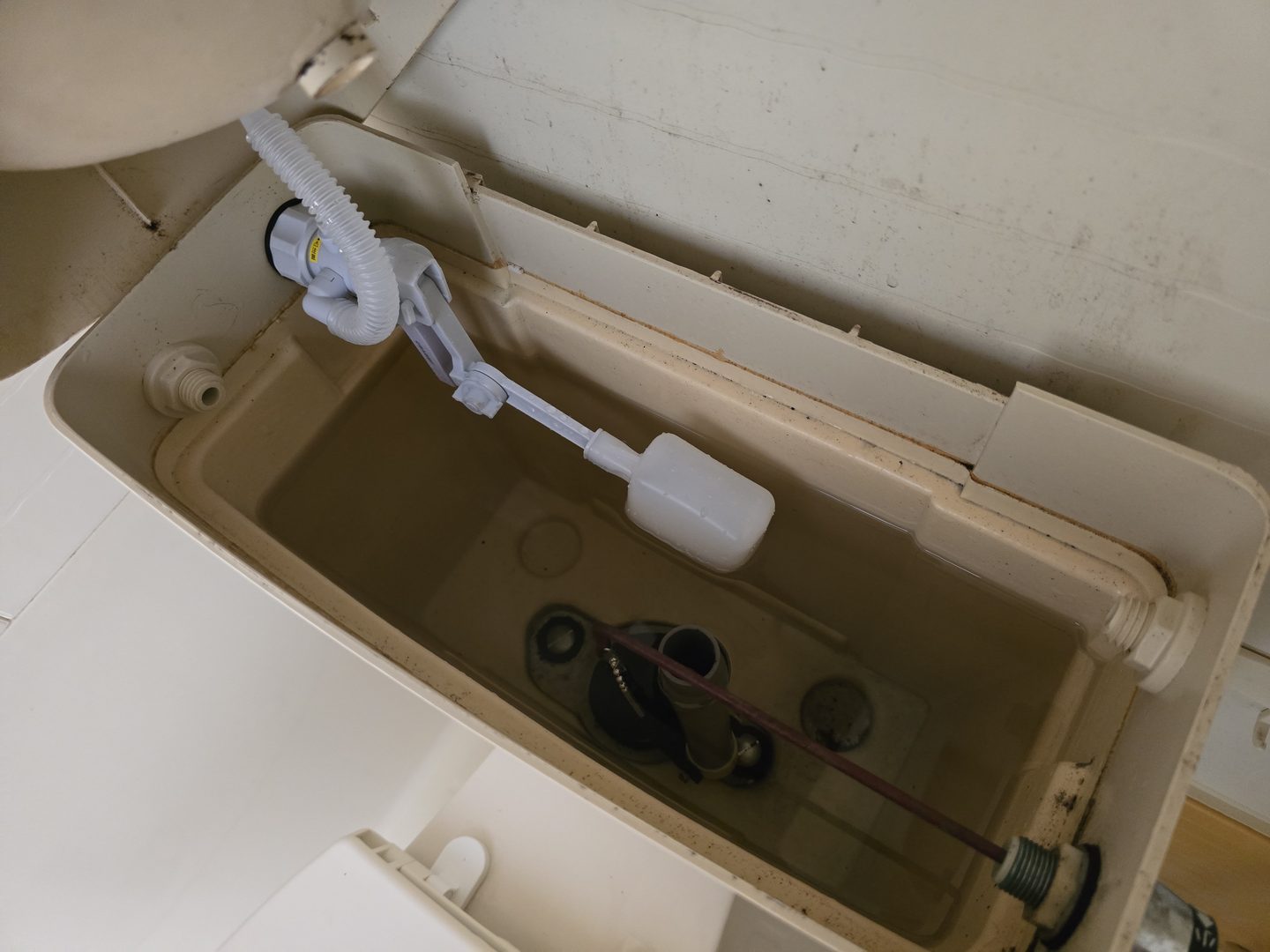 ボールタップ・排水弁等を交換したトイレタンク内部