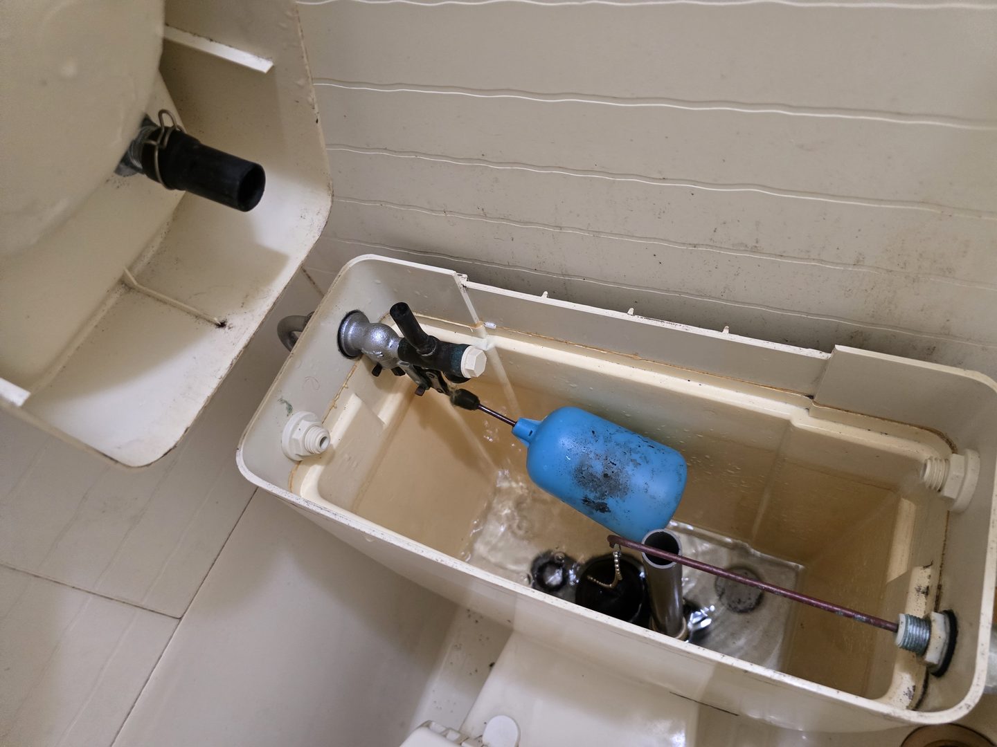 部品交換前のトイレタンク内部